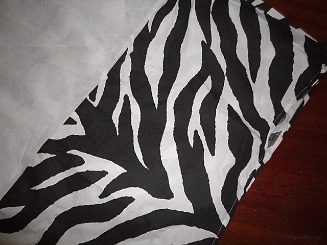 J.C. PENNEY KIMLOR BLACK WHITE ZEBRA (1) TAILORED KING BEDSKIRT 14" ANIMAL SPLIT